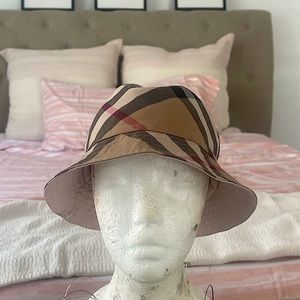 Burberry bucket hat